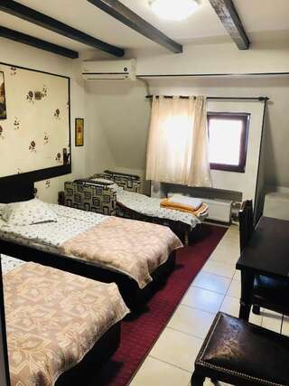 Отель Hotel Taco Бухарест Стандартный трехместный номер-1