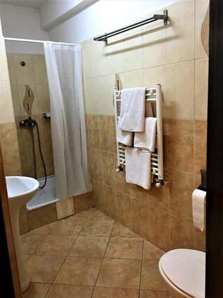 Отель Hotel Taco Бухарест Стандартный трехместный номер-3