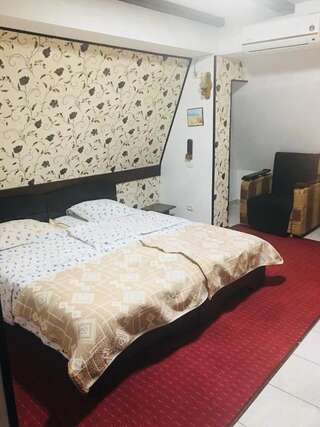 Отель Hotel Taco Бухарест Стандартный трехместный номер-4